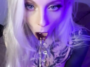 ДЕВИЦА ДРОЧИТ