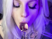 ДЕВИЦА ДРОЧИТ