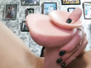 САМА СЕБЯ ТРАХАЕТ