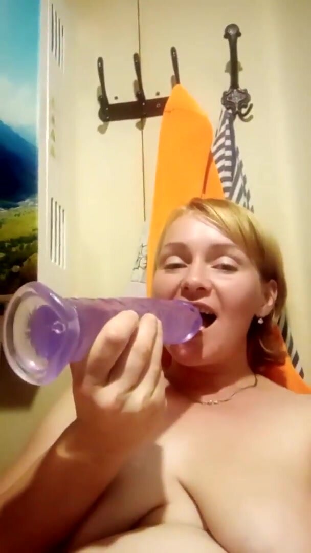 САМА СЕБЯ ТРАХАЕТ