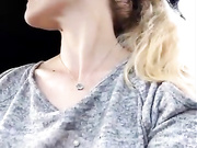 ДЕВИЦА ДРОЧИТ