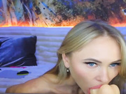 RudeGirl одевает ртом гандон на член