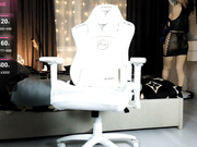 RoxieCrash трахает себя по все дырочки