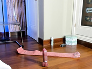 Mazeekiins латинская шлюшка сверху на дилдо