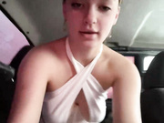 AlodieCrumbls в машине голая