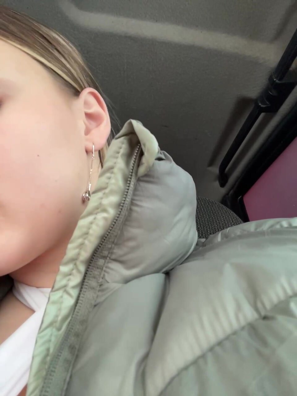 AlodieCrumbls в машине голая