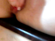 Симпатичная девушка мастурбирует