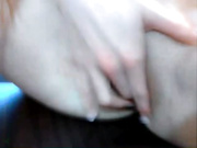 Симпатичная девушка мастурбирует