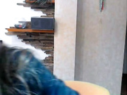 Симпатичная девушка мастурбирует