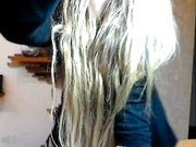 Симпатичная девушка мастурбирует