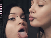 VividGirlss лесби сучки ласкаются