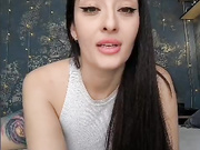 Chris_Diamond - показывает и ласкает свою аккуратную бритую киску