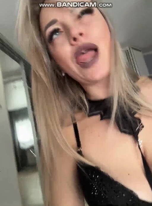 polina197167 - дрочит дилдаком , сидя на лице)