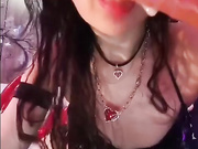 1Kaifeta - богиня фетиша делает шикарный отсос дилдо