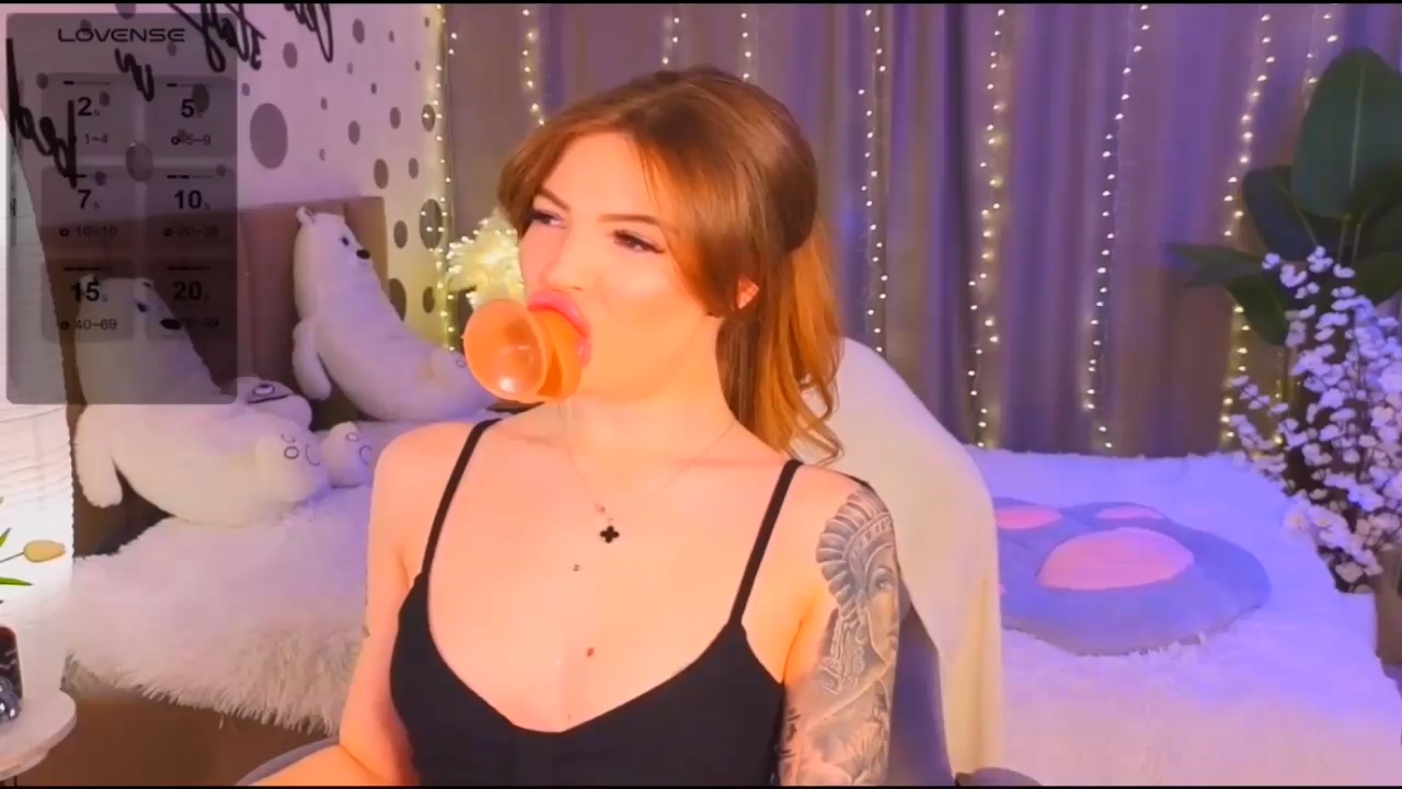 Annaa_Banana чем-то дышит при заглоте