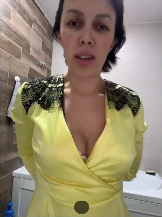 vik77777A попросили - показала