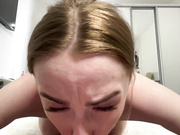 ViKusik22a трахает киску и отсасывает