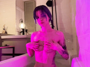 rionaroom принимает ванну