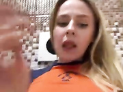 elegant_babe в туалете садится на лицо дрочит