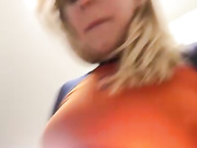 elegant_babe в туалете садится на лицо дрочит