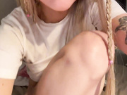 duloveli малышка трахает себя