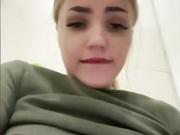 cuteflores забавляется в публичном туалете