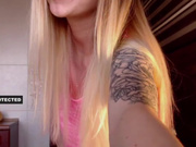 _Strawberry_ раздевается и сладостно стонет