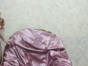 Villiola раздевается и ласкает свою киску