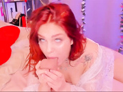 AliceOfWonders сосет дилдо