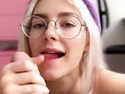 ДЕВИЦА ОТСОСАЛА