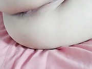 ДЕВИЦА САМА СЕБЯ ТРАХАЕТ