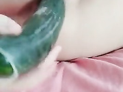 ДЕВИЦА САМА СЕБЯ ТРАХАЕТ