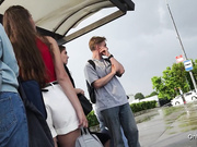 Сладкая жопа девушки доставила мне много удовольствия в автобусе