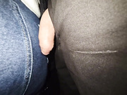 Сладкая жопа зрелой женщины доставила мне много удовольствия в автобусе