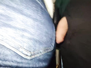 Сладкая жопа зрелой женщины доставила мне много удовольствия в автобусе