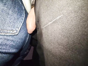 Сладкая жопа зрелой женщины доставила мне много удовольствия в автобусе