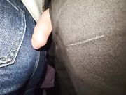 Сладкая жопа зрелой женщины доставила мне много удовольствия в автобусе