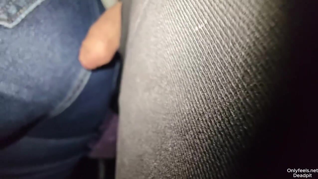 Сладкая жопа зрелой женщины доставила мне много удовольствия в автобусе