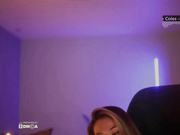 D_i_aM одевает светло-коричневые колготки