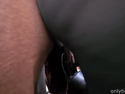 Жопа зрелой женщины поласкала мой член в автобусе