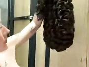 ДЕВИЦА ДРОЧИТ