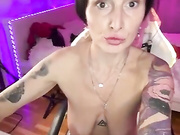 ДЕВИЦА САМА СЕБЯ ТРАХАЕТ