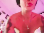 ДЕВИЦА САМА СЕБЯ ТРАХАЕТ