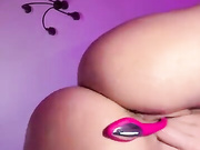 ДЕВИЦА САМА СЕБЯ ТРАХАЕТ