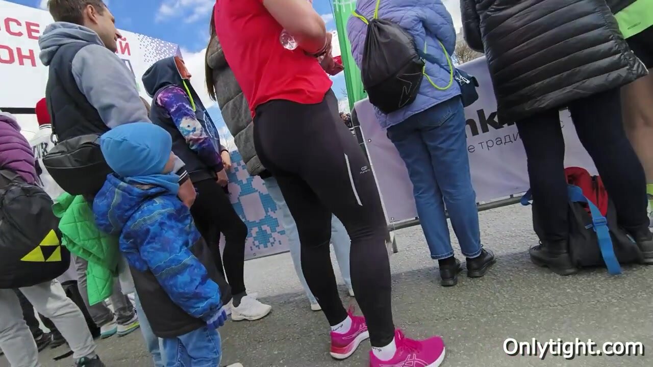 Великолепная зрелая жопа зрелой милфы в лосинах доставила много удовольствия моему хую на пробе