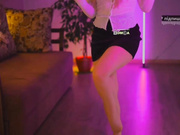 D_i_aM засветила трусики во время танца-2