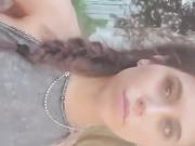 ДЕВИЦА ДРОЧИТ