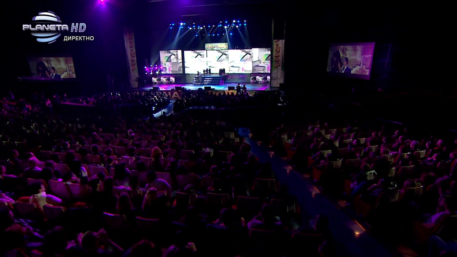 Болгарская певичка РАЙНА светит белые трусики