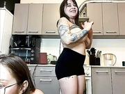 EllyBigTits (с подругой)