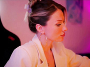 D_i_aM сняла чулки,трусики и надела колготки